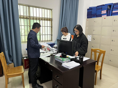 覃塘區直屬機關后勤服務中心開展車隊工作臺賬檢查，以臺賬促管理，提升后勤服務保障效能